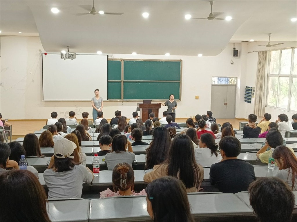 商贸与融媒体学院2023级召开“职业素养与就业能力提升”主题教育班会 
