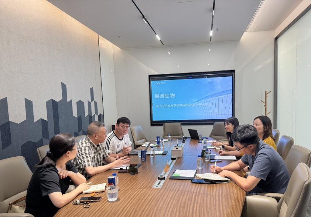 智慧健康与管理学院领导一行走访展鸢生物科技（成都）有限公司