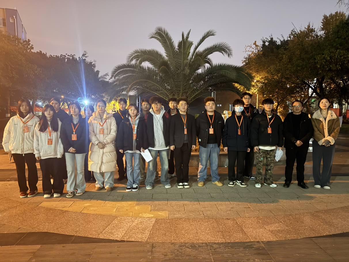 学工力量下沉一线，安全关怀深入社区——商贸与融媒体学院开展寝室走访工作