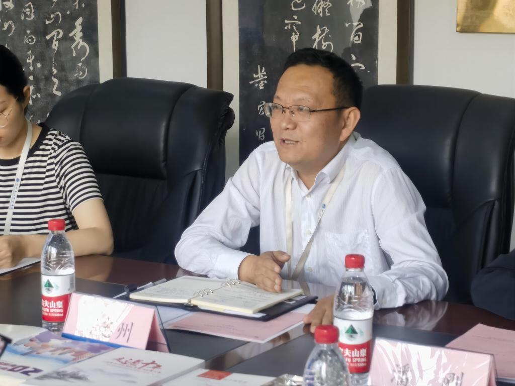 何书记(1).jpg
