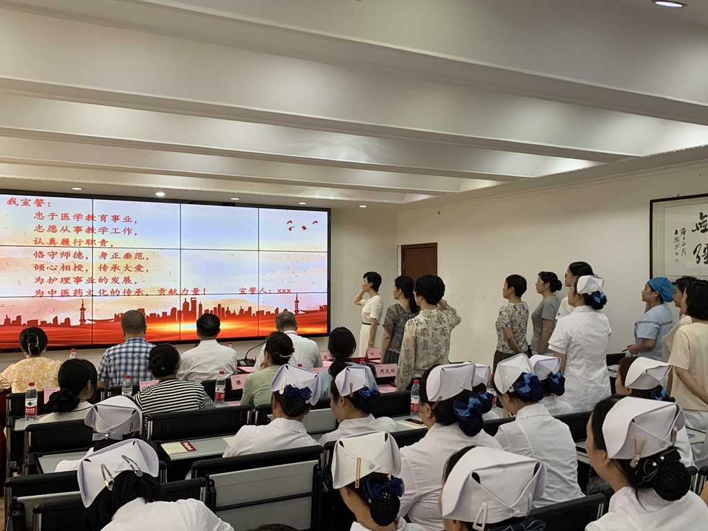3-教师宣誓.jpg