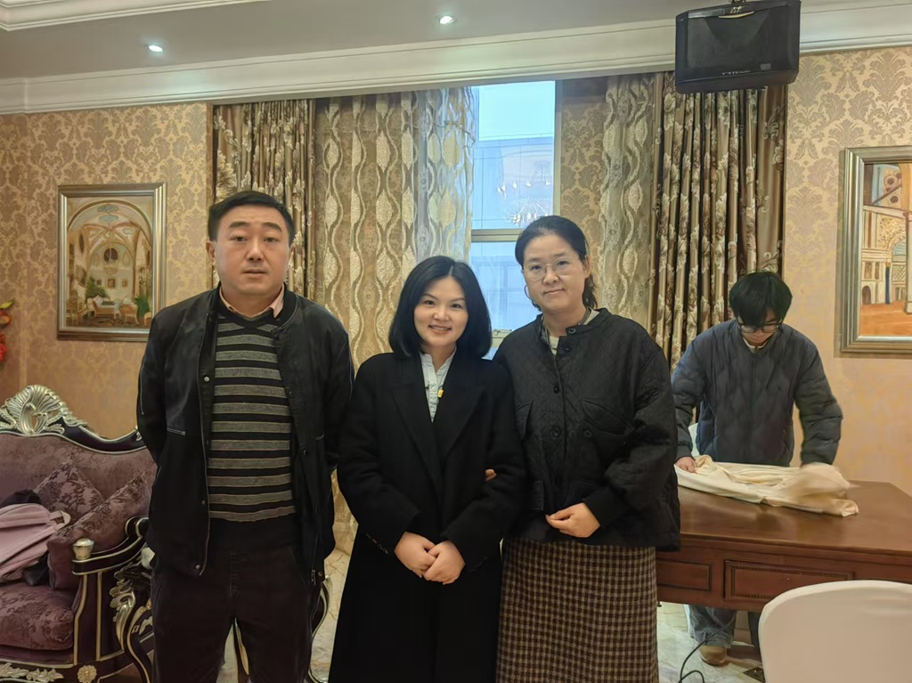 和酒店杨经理合影.jpg