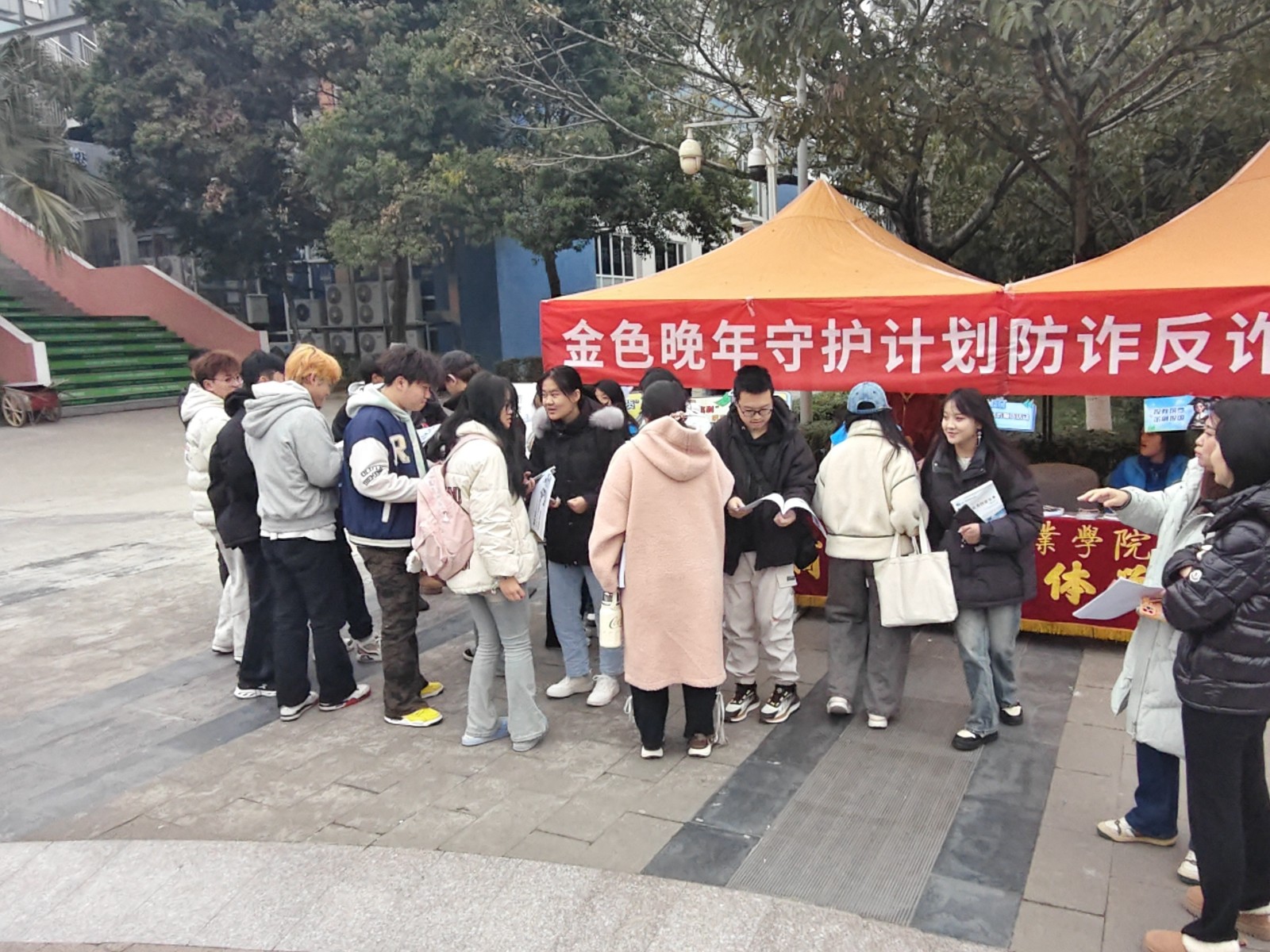 商贸与融媒体学院携手华西期货，共筑校园金融安全防线2.jpg