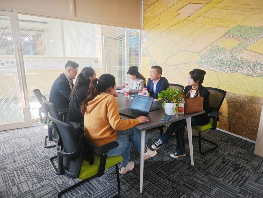 四川省现代物流发展促进会党支部书记胡东一行到访.jpg