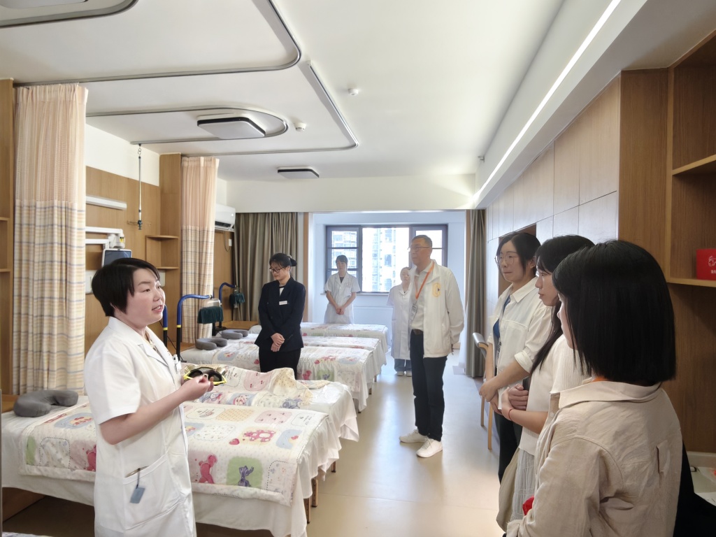 成华区中医医院参观.jpg