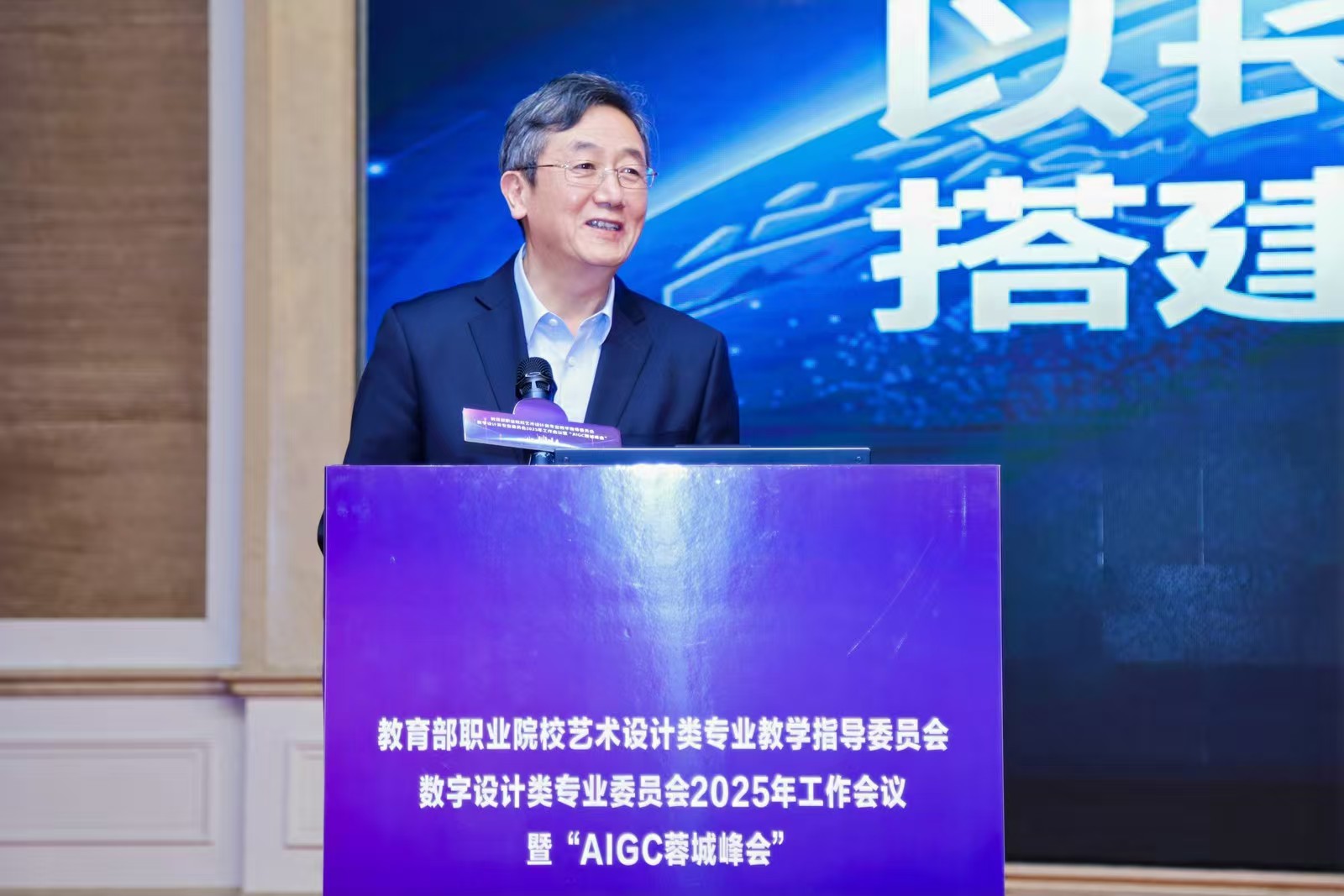 4.耿兵常务副校长做主题分享.jpg