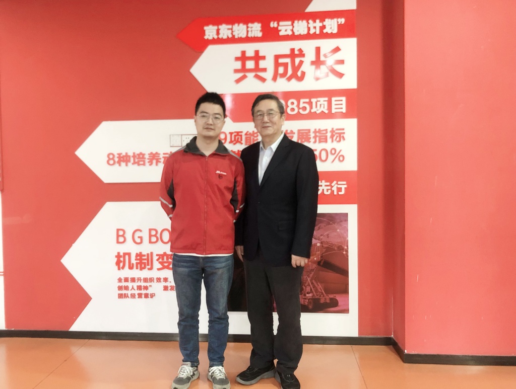常务副校长耿兵与2016级物流管理专业学生加尚军合影留念.jpg
