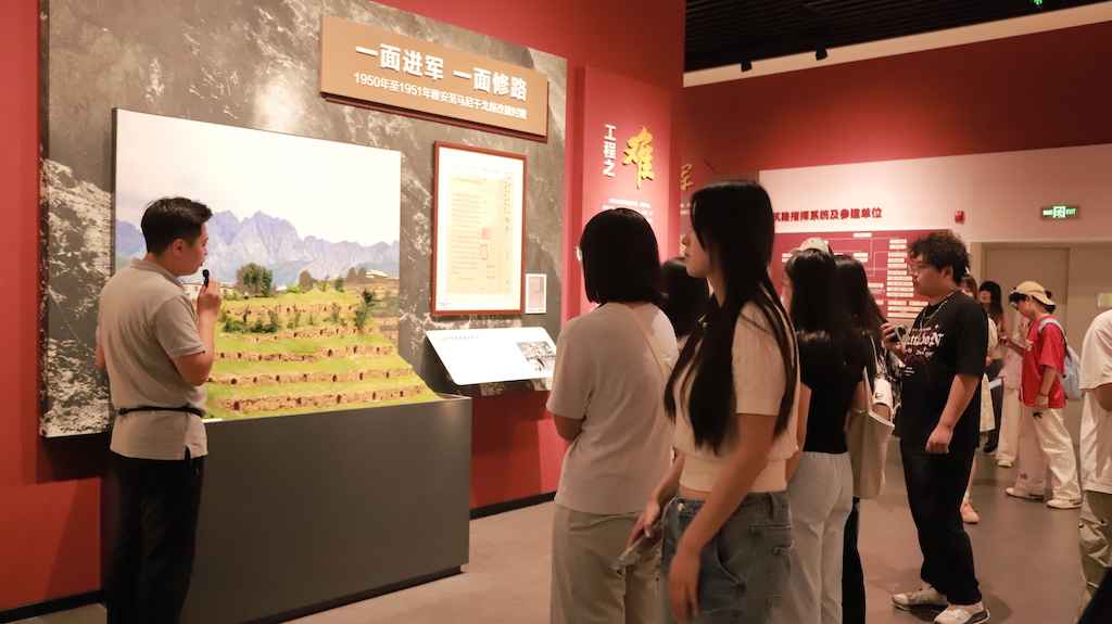 第3段后-学生参观.jpg